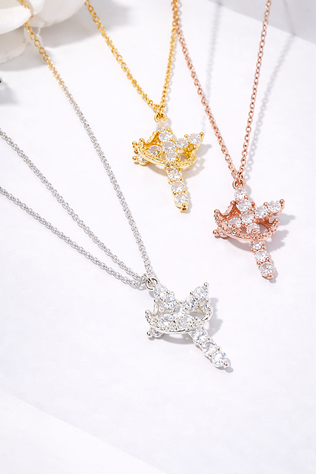 Collar con cruz y corona giratoria